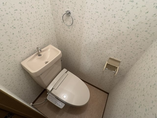 トイレ　落ち着いた色調のトイレです
