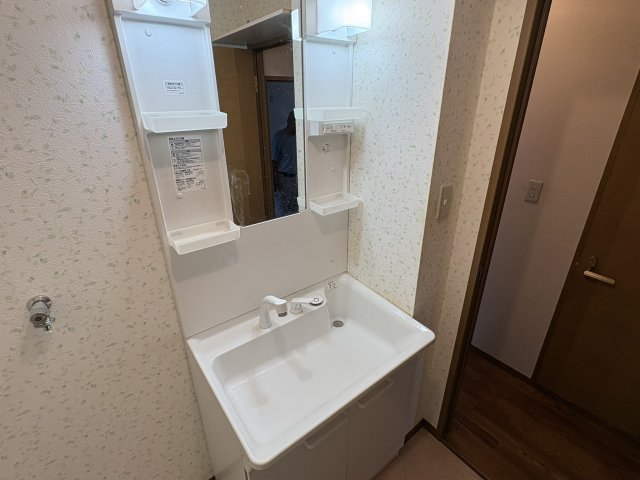 洗面設備　ゆったりとスペースのある洗面所