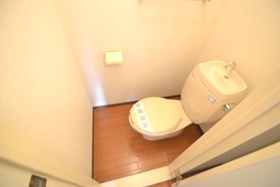 トイレ　温水洗浄暖房便座付きのトイレです。