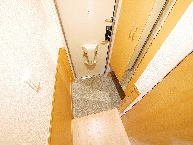 玄関　人感照明センサー付きの便利な玄関です