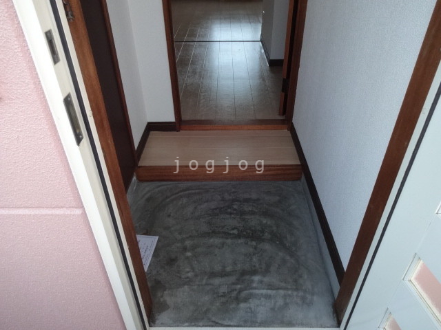 玄関　違う号室の写真を利用しております