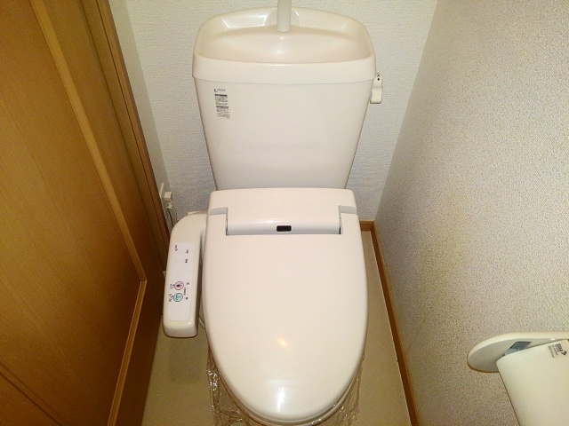 トイレ　温水洗浄便座付き♪
