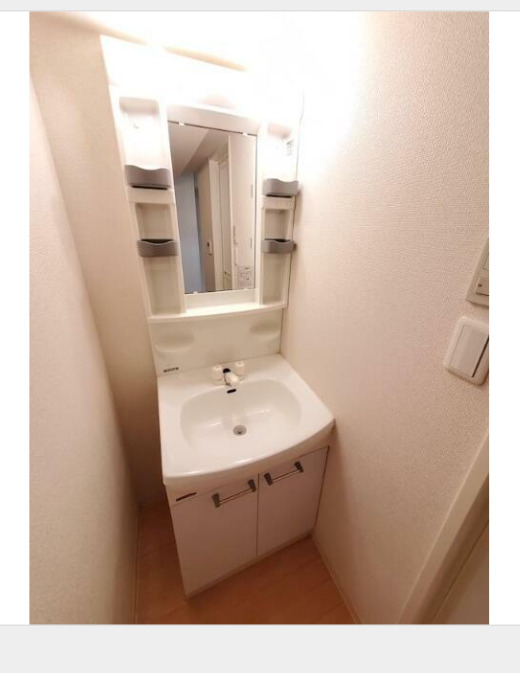 洗面設備　明るい洗面所です