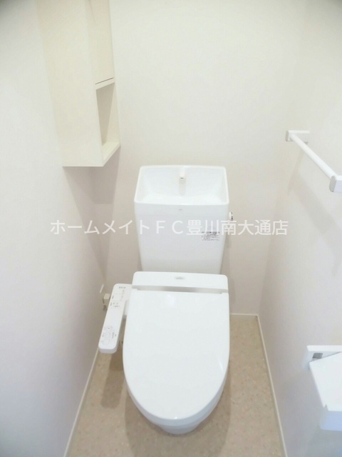 ＪＲ東海道本線 豊橋駅 バス乗車時間：18分 最寄りバス停で下車 徒歩2分 2階建 築10年のトイレ写真