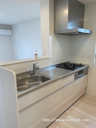 キッチン　人気のカウンターキッチン／窓付き