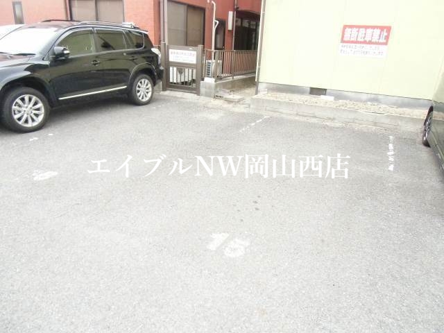 【岡山市北区辰巳のアパートの駐車場】