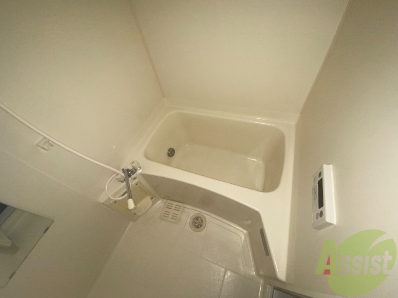 バス・シャワールーム　バスルームは狭すぎず、シャワーも浴びやすそうです。