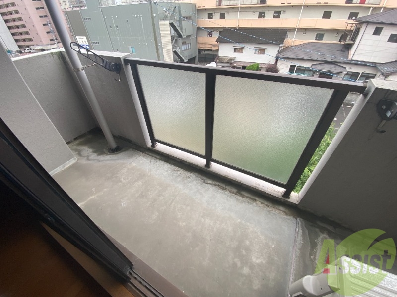 バルコニー　静かな住宅街の雰囲気と、緑が楽しめる眺望となっております。