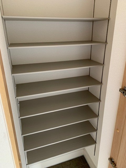 玄関　収納たっぷりのシューズクローク