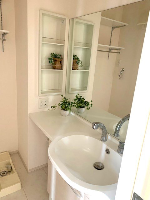 洗面設備　鏡の大きいカウンタータイプの洗髪洗面化粧台