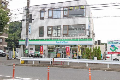 コンビニ　ファミリーマート京王稲城駅前店（コンビニ）まで432m