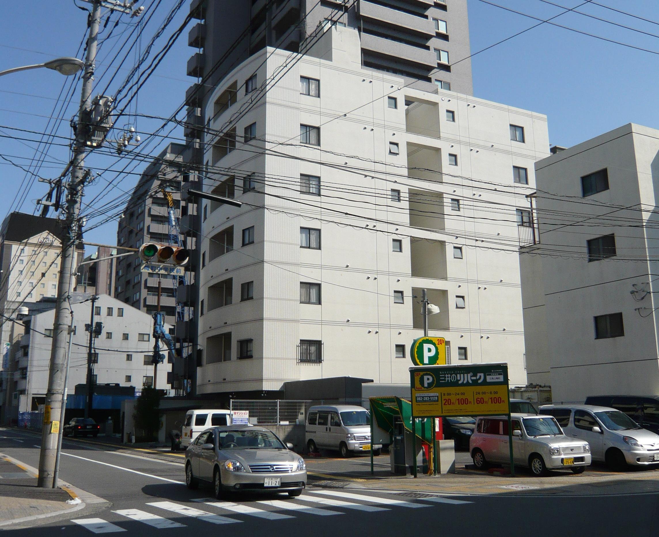 【広島市中区上幟町のマンションの建物外観】