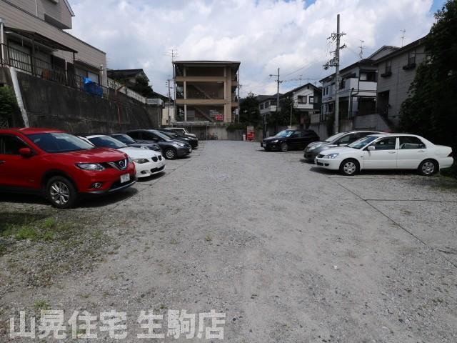 【生駒市辻町のマンションの駐車場】