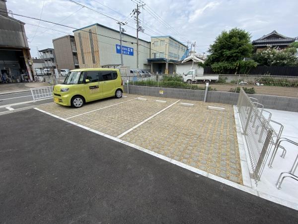 【ジーイーシスの駐車場】