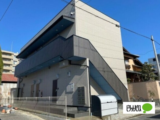 常滑市鯉江本町のアパートの建物外観