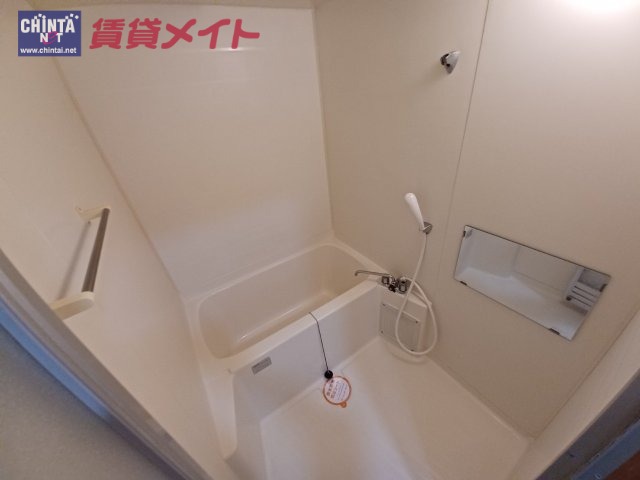 【津市栗真町屋町のアパートのバス・シャワールーム】