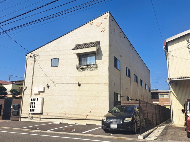 松山市北条辻のアパートの建物外観