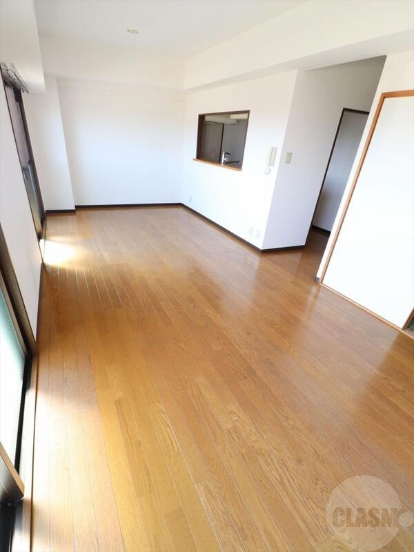 居室・リビング　１０．４帖の広々としたリビングルーム