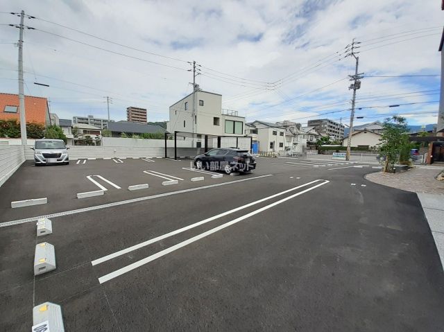 【松山市岩崎町のマンションの駐車場】