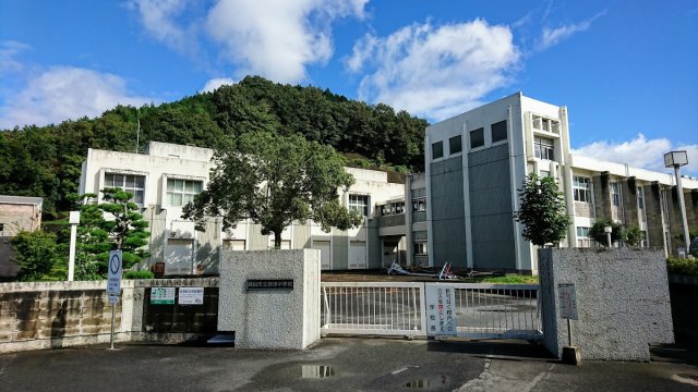 【岡山市北区御津野々口のアパートの中学校】