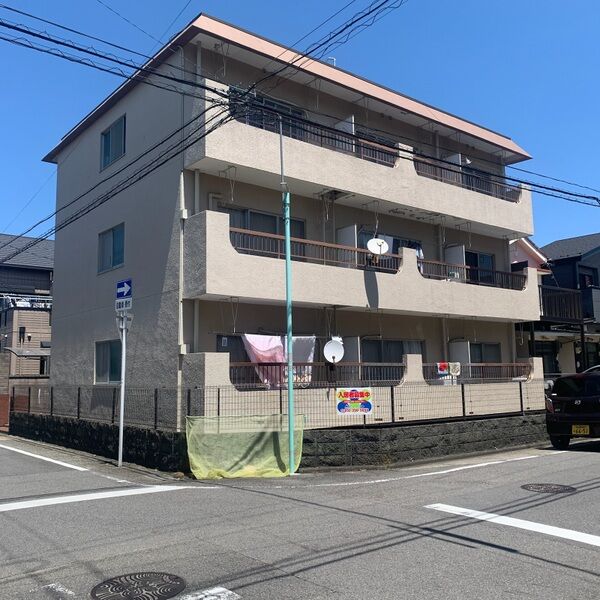 【川西マンションの建物外観】