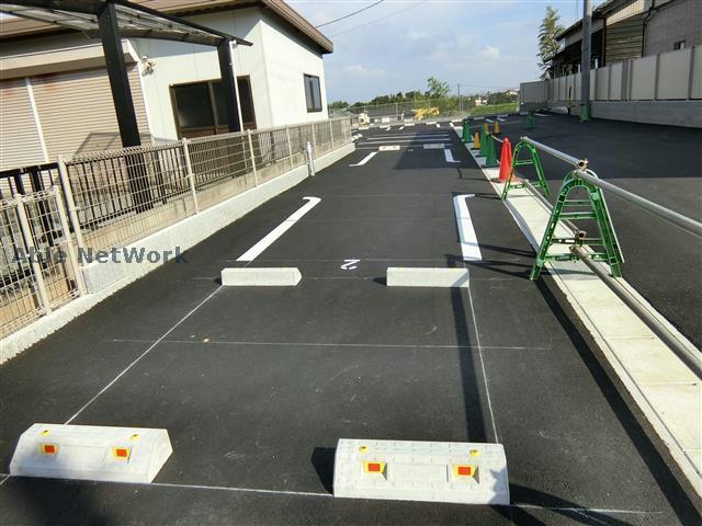 【碧南市半崎町のアパートの駐車場】