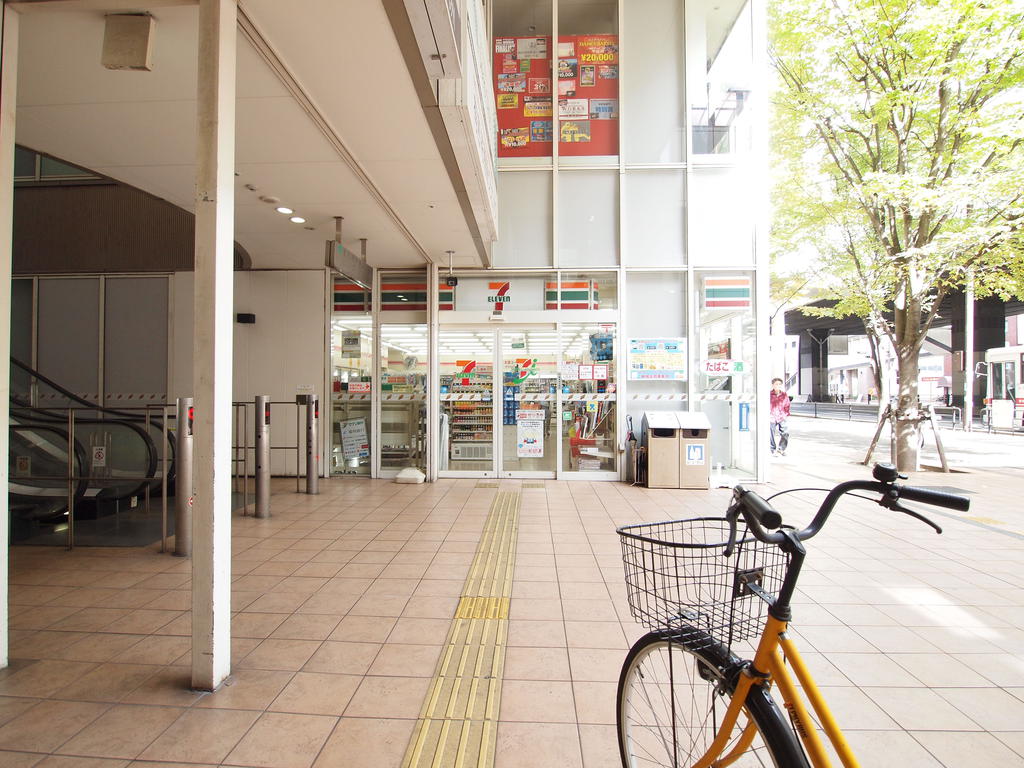 【ライオンズマンション三萩野駅前のコンビニ】