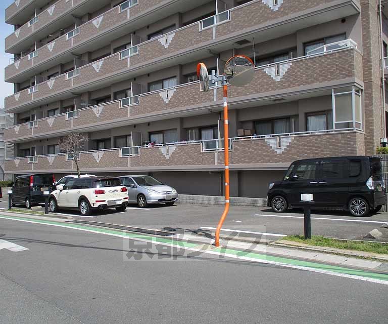 【宇治市伊勢田町のマンションの駐車場】