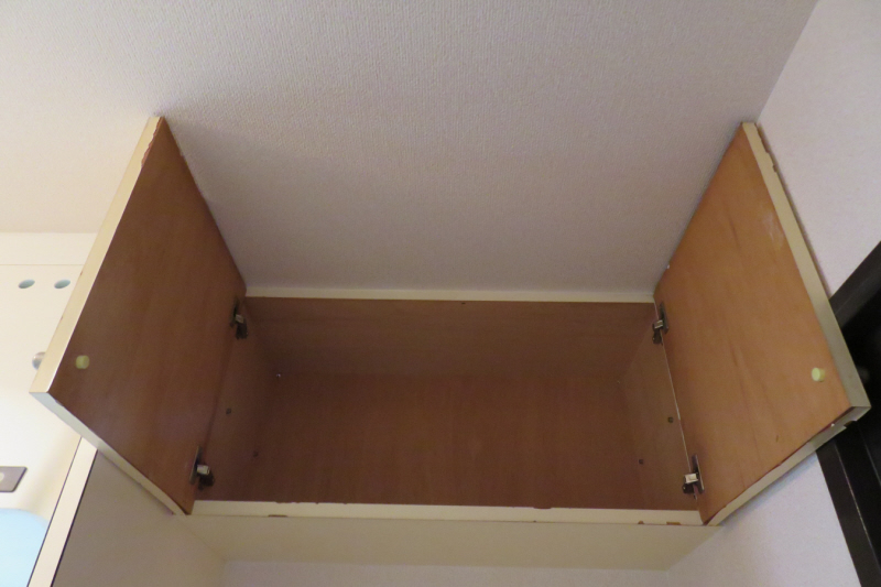 収納　洗濯機置き場上部に収納付