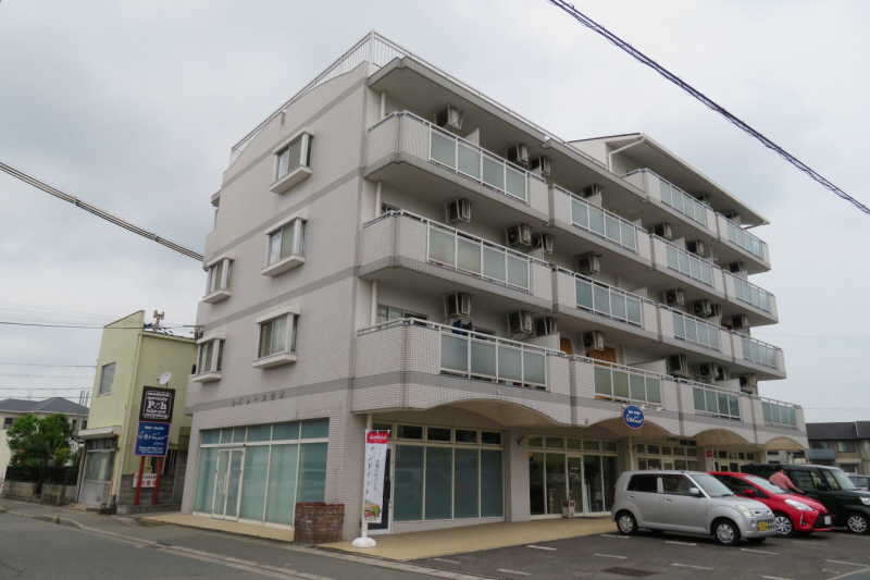 建物外観　白い存在感のある外観です！