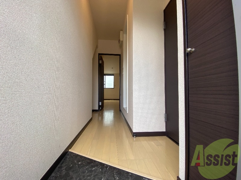 玄関　玄関から撮影しました。段差がなくつまずく心配がなさそう