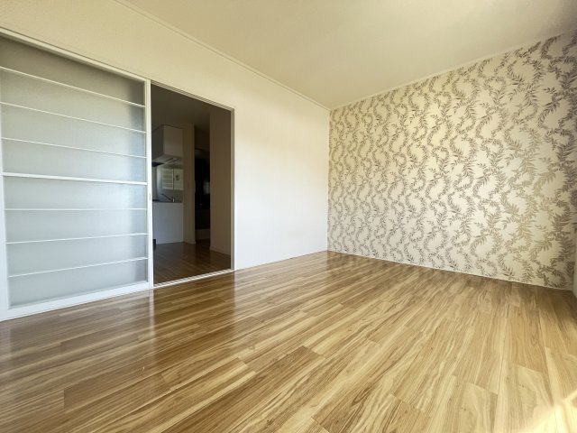 居室・リビング　洋室はキレイで日当たりも良好です◎