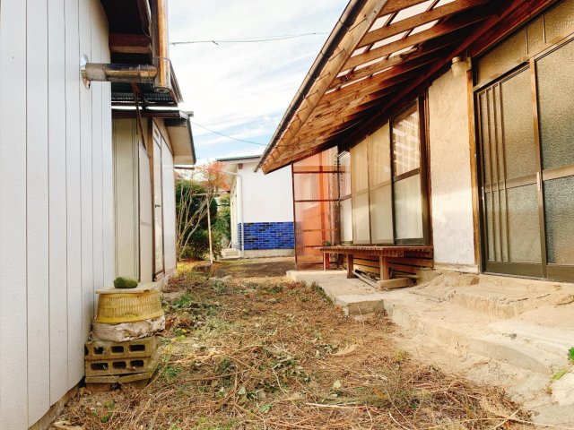 その他　右側の建物が母屋、左側の建物が離れとなります。