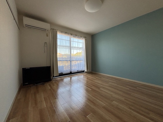 居室・リビング　別号室写真です