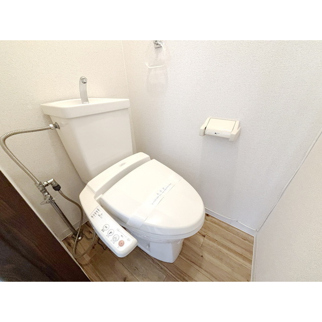 トイレ　暖房洗浄便座付です