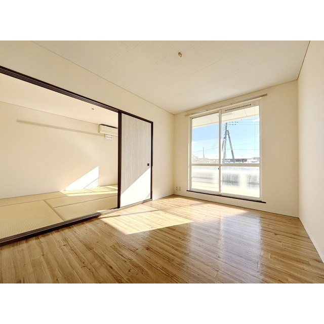 居室・リビング　明るい日差しの室内