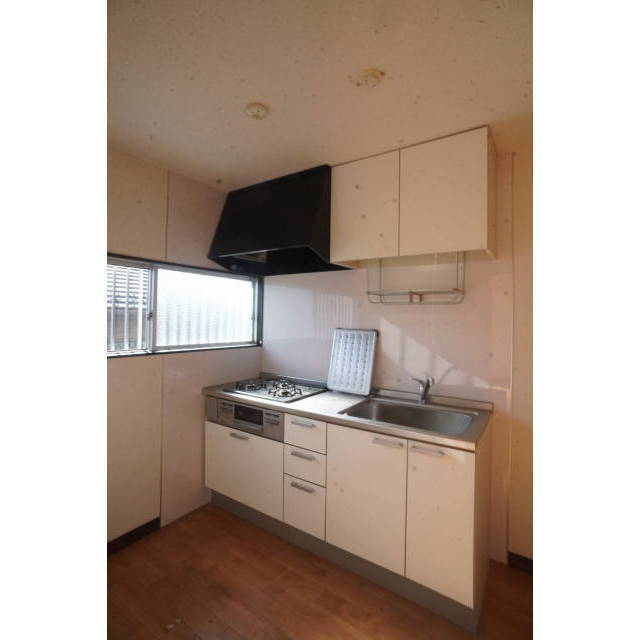 キッチン　窓のあるキッチン！３口ガスコンロ付♪