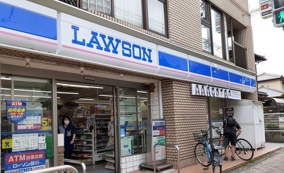 コンビニ　ローソン茨木大住店様（コンビニ）まで450m