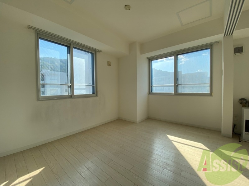 その他部屋・スペース　寝室はこちらです。光が差し込む、温かみのあるお部屋です。