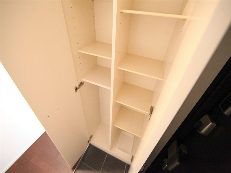 玄関　玄関　シューズボックス付（収納充実してます）