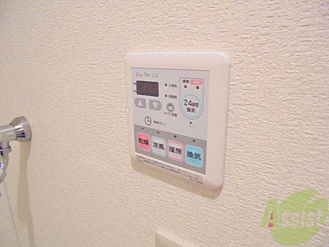 その他設備　こちらに浴室乾燥機が有るので、雨の日は助かります。