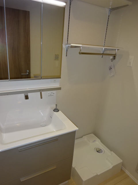 洗面設備　３面鏡裏小物収納、洗濯パン上可変式棚２段、ハンガーパイプ付き