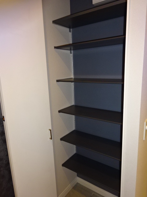 収納　シューズクロークの棚は可変式