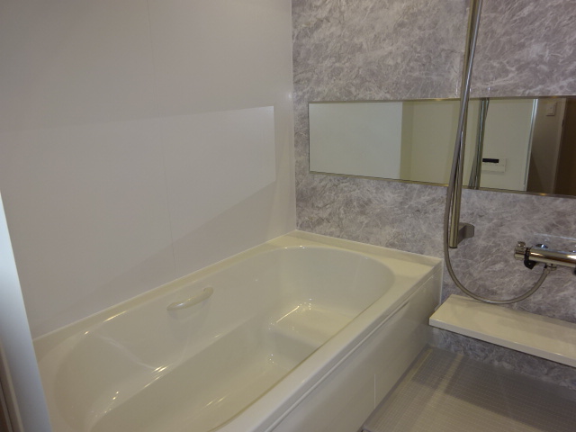 バス・シャワールーム　追い焚き機能付き、浴室乾燥機付き