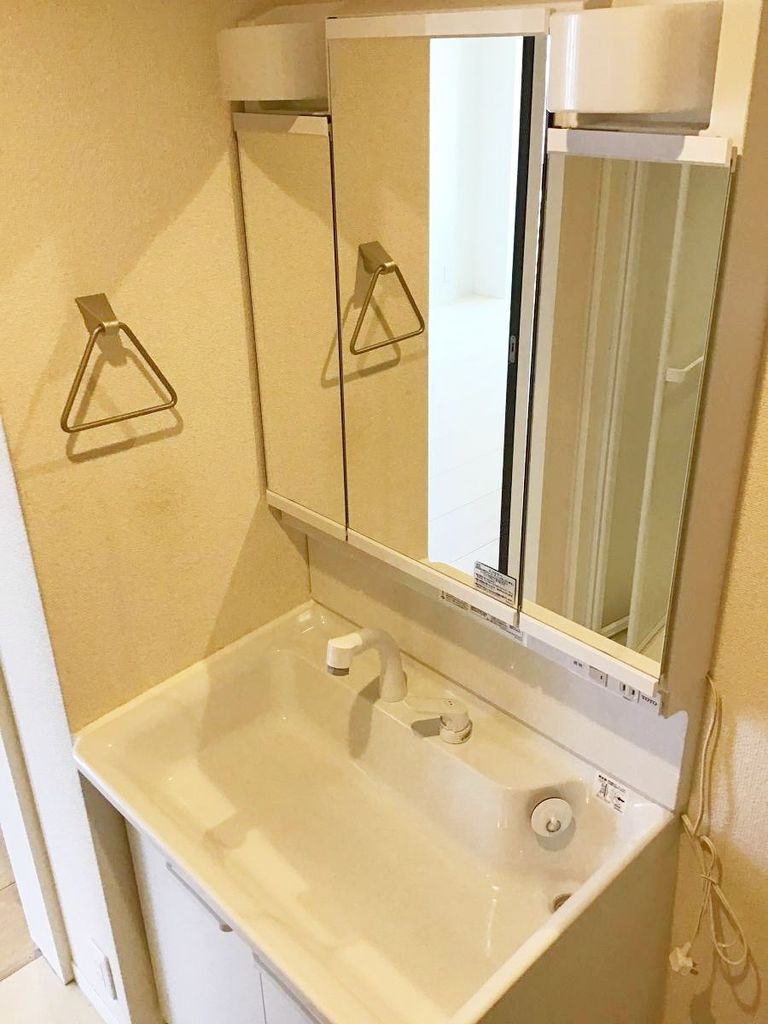 洗面設備　縦型照明付きシャンプードレッサー