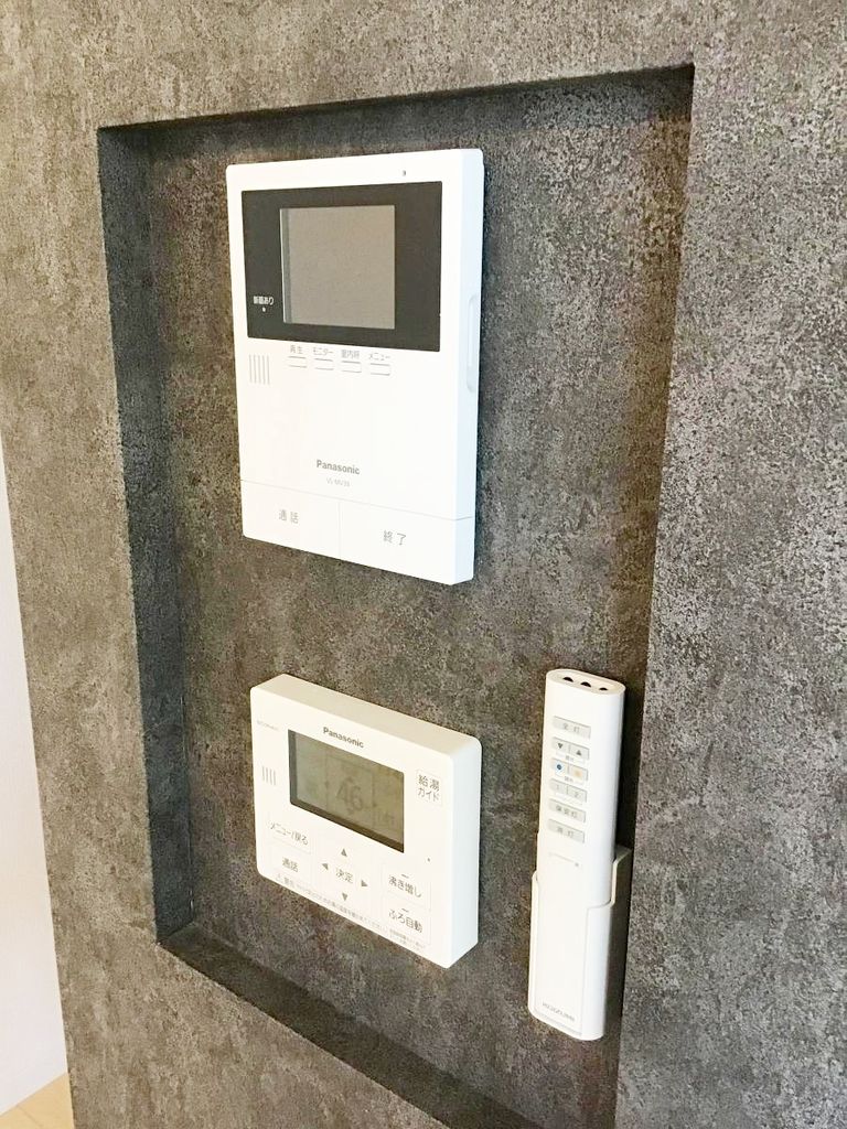 セキュリティ　上：ＴＶドアホン　下：給湯リモコン