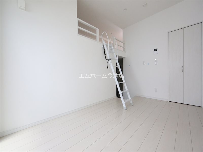 居室・リビング　洋室5.8帖　ロフト5.5帖（収納でも寝室でも使えます）