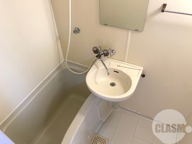 バス・シャワールーム　キレイにリフォームされています♪