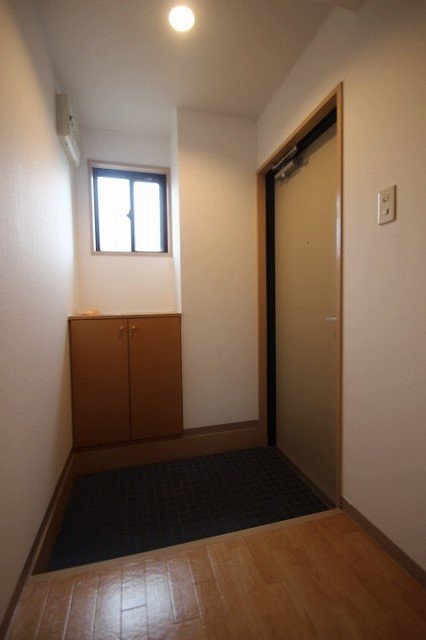 玄関　同物件別号室の写真です。