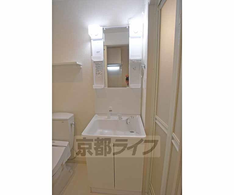 洗面設備　綺麗な洗面台です。